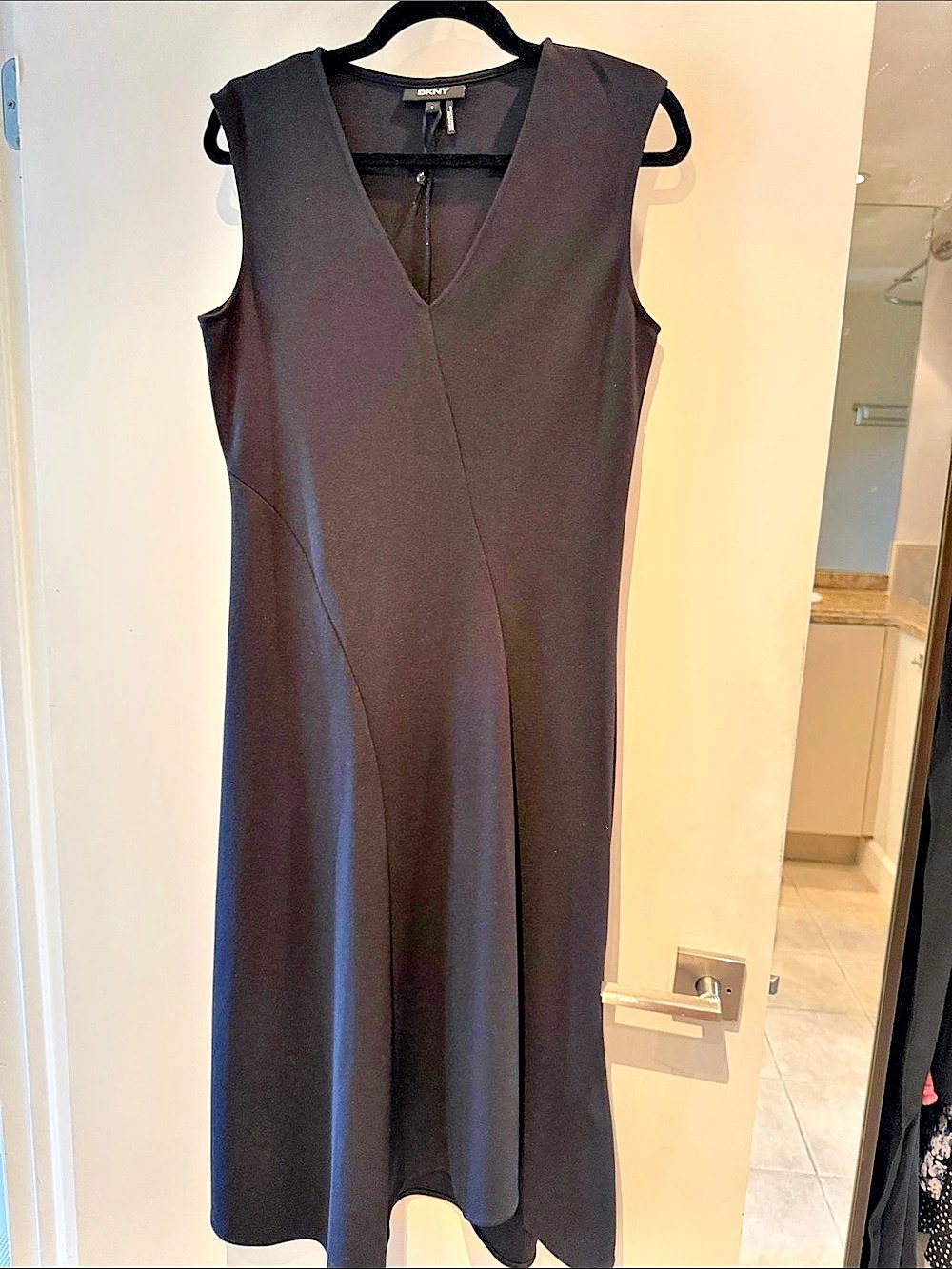 DKNY V-Neck Midi Dress in Black Size Small